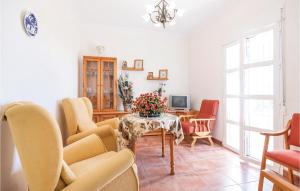 Predel za sedenje v nastanitvi 6 Bedroom Beautiful Home In Huelva