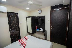 Postel nebo postele na pokoji v ubytování Hotel J D Residency