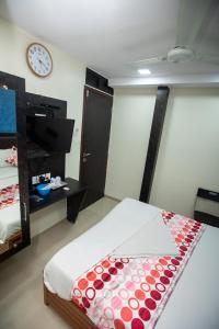 Postel nebo postele na pokoji v ubytování Hotel J D Residency