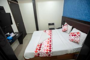 Postel nebo postele na pokoji v ubytování Hotel J D Residency
