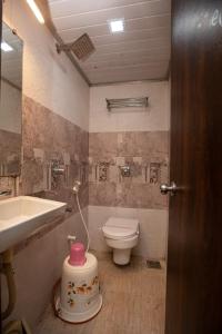 Koupelna v ubytování Hotel J D Residency + 37 fotografií