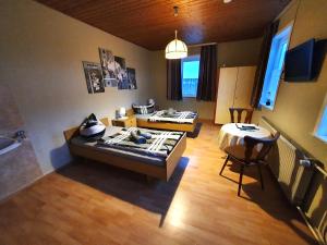 TV a/nebo společenská místnost v ubytování Gästehaus Weißes Lamm - MONTEURZIMMER