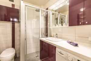 Koupelna v ubytování Appartement familial - Tout confort - Garage + 16 fotografií