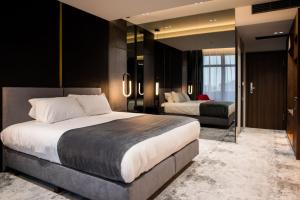 um quarto de hotel com uma cama grande e um quarto em Vila Avy em Hateg