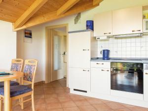 Kuchyň nebo kuchyňský kout v ubytování Hübsches Bauernhaus im Allgäu mit Alpenblick