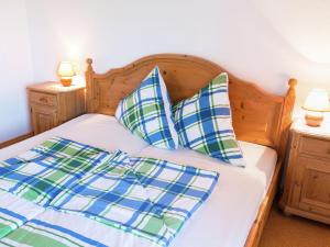 Een bed of bedden in een kamer bij Alluring Farmhouse in Ingenried with Solarium