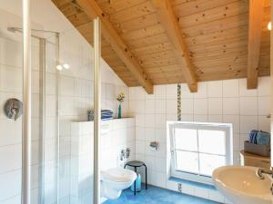 Koupelna v ubytování Hübsches Bauernhaus im Allgäu mit Alpenblick