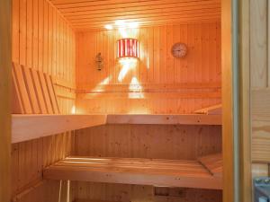 Spa en/of wellnessfaciliteiten van Alluring Farmhouse in Ingenried with Solarium