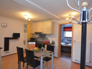 uma cozinha e sala de jantar com mesa e cadeiras em Apartment in Lechbruck Bavaria with garden em Lechbruck