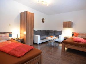 - un salon avec un lit et un canapé dans l'établissement Apartment in Lechbruck Bavaria with garden, à Lechbruck am See