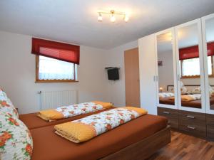 - une chambre avec 2 lits et un miroir dans l'établissement Apartment in Lechbruck Bavaria with garden, à Lechbruck am See