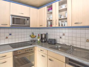 uma cozinha com um lavatório e um micro-ondas em Cozy Holiday Home in Schiefweg with Garden em Waldkirchen