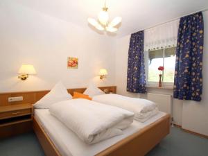 1 Schlafzimmer mit 2 Betten und einem Fenster in der Unterkunft Apartment in Rotthalm nster with Private Terrace Garden BBQ in Rotthalmünster
