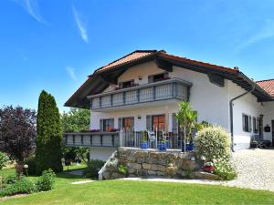 ヴァルトキルヒェンにあるBeautiful ground floor flat with private terrace in the Bavarian Forestのバルコニーと庭付きの白い家