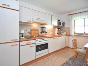 Beautiful ground floor flat with private terrace in the Bavarian Forestにあるキッチンまたは簡易キッチン