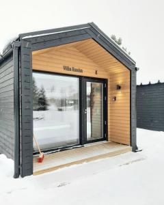 ein kleines Gebäude mit Glasschiebetür in der Unterkunft Willa Rauha F in Lumijoki