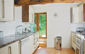 Ett kök eller pentry på 3 Bedroom Gorgeous Home In Saint Manvieu Bocage