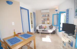een woonkamer met een bank en een tv bij Beautiful Apartment In Istres With 1 Bedrooms, Wifi And Outdoor Swimming Pool in Miramas