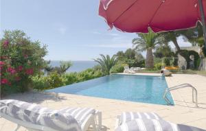 una piscina con due sedie e un ombrellone di Stunning Apartment In Istres With Wifi a Miramas
