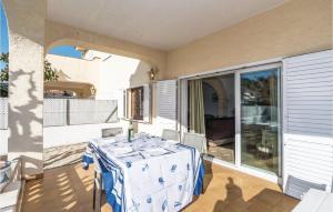 una mesa con un mantel azul y blanco en un patio en Roc De San Gaiet, en Comarruga