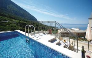 Bazén v ubytovaní Stunning Home In Makarska With 3 Bedrooms, Jacuzzi And Wifi alebo v jeho blízkosti