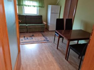 - un salon avec une table et un canapé dans l'établissement EMI 1 apartment, à Vir
