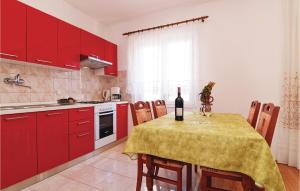 Kuchyňa alebo kuchynka v ubytovaní Cozy Apartment In Pag With Kitchen