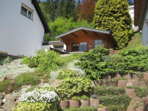 een tuin voor een huis bij Ferienwohnung Auel in Adenau