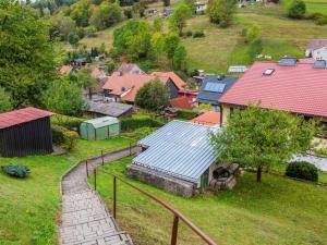 een uitzicht over een dorp met een huis met een blauw dak bij Holiday home in Thuringia near the lake in Langenbach