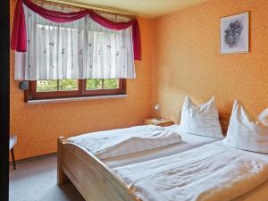 LangenbachにあるHoliday home in Thuringia near the lakeのベッドルーム1室(ベッド2台、窓付)