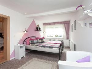 Dormitorio infantil con cama rosa y ventana en Apartment in Thuringian Forest with garden en Oberweißbach