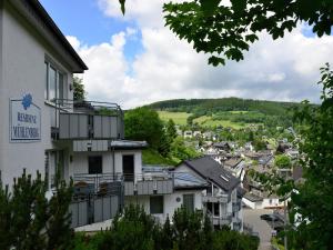 een hotel met uitzicht op een stad bij Geräumiges Apartment mit Balkon in Willingen in Willingen