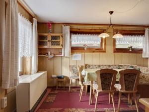 - une salle à manger avec une table et des chaises dans l'établissement Holiday cottage with terrace near the Rennsteig, à Bad Liebenstein