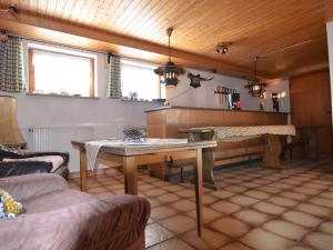 Кухня или мини-кухня в Relaxing holiday home in Deilingen with terrace
