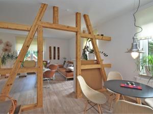 ein Wohnzimmer mit einer Holzleiter und einem Tisch in der Unterkunft Apartment with sauna in Sch nbrunn Thuringia in Schönbrunn