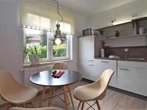 eine Küche mit einem Tisch und Stühlen im Zimmer in der Unterkunft Apartment with sauna in Sch nbrunn Thuringia in Schönbrunn