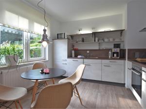 een keuken met een tafel en stoelen in een kamer bij Apartment with sauna in Sch nbrunn Thuringia in Schönbrunn