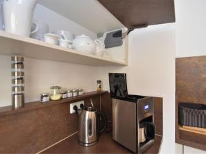 een keuken met een koffiezetapparaat en een koffiezetapparaat bij Apartment with sauna in Sch nbrunn Thuringia in Schönbrunn