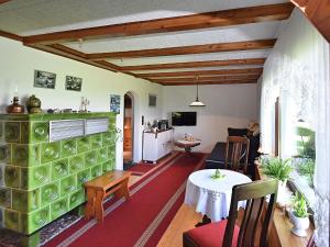 ein Wohnzimmer mit einem Tisch und einer grünen Wand in der Unterkunft Attractive holiday home in Langewiesen with garden in Langewiesen
