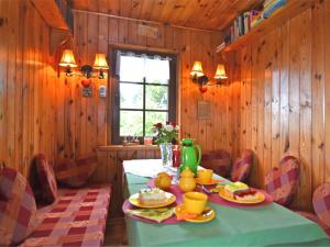 ein Esszimmer mit einem Tisch mit Essen drauf in der Unterkunft Attractive holiday home in Langewiesen with garden in Langewiesen