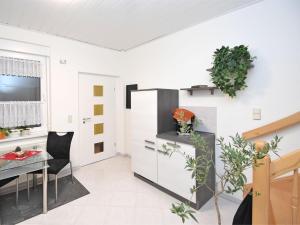 eine Küche mit einem Tisch und einem Esszimmer in der Unterkunft Cosy apartment in the Harz Mountains in Nordhausen