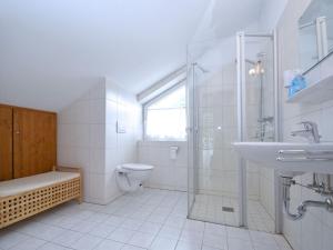 Vannituba majutusasutuses Beautiful Apartment in Willingen with a Balcony