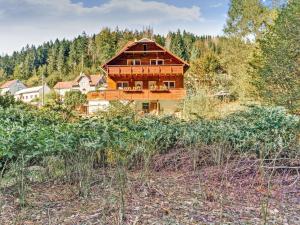 ein großes Holzhaus mitten im Wald in der Unterkunft Cosy Apartment in Heubach Germany in the Forest in Gießübel