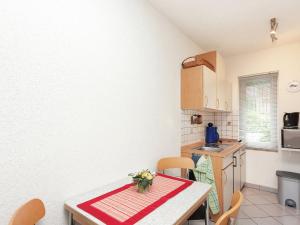 Kuchyň nebo kuchyňský kout v ubytování Holiday Home Altenfeld near Ski Slopes