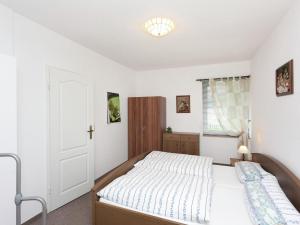 1 dormitorio con cama y ventana en Holiday home with garden, en Altenfeld