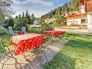 eine Terrasse mit einem Tisch und Stühlen im Hof in der Unterkunft Cosy Apartment in Heubach Germany in the Forest in Gießübel