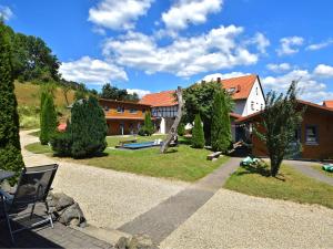 バート・ヴィルドゥンゲンにあるHoliday home on a farm in Bad Wildungenの庭付きの家の景色