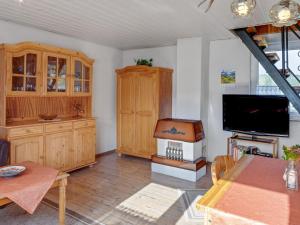 Holiday home in Altenfeld with private terraceにあるテレビまたはエンターテインメントセンター