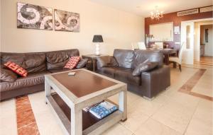 uma sala de estar com um sofá de couro e uma mesa em Royal Los Flamingos em Estepona