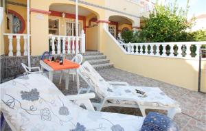 patio z białymi krzesłami i stołem w obiekcie Stunning Home In Orihuela Costa w mieście Playas de Orihuela
